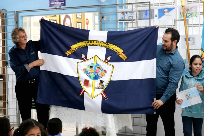Escola Municipal Mercedes Romero Panzeri realiza o 1º hasteamento da bandeira criada para a escola